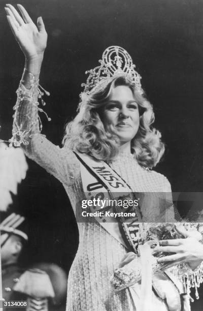 Miss USA, Shawn Weatherly, gives a victory wave after she was crowned 'Miss Universe 1980' at the Seoul Cultural Centre, South Korea.