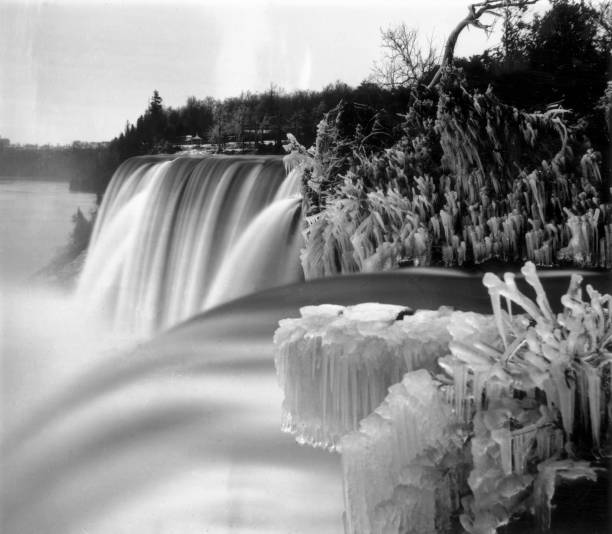 UNS: Stunning Vintage Images Of Frozen Niagara Falls