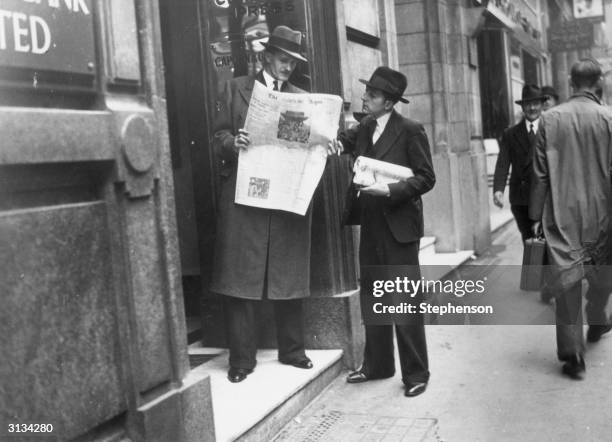 Readers discussing the new layout of the Melbourne Argus outside the paper's office in Fleet Street.