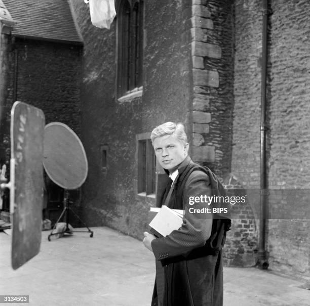 Hardy Kruger on location in Cambridge for the filming of the British comedy 'The Freshman', aka 'Bachelor of Hearts'.