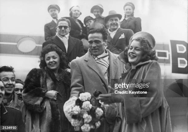 French-Algerian boxer Marcel Cerdan, the singer Edith Piaf and Mathilda Nail getting off a plane at Orly.