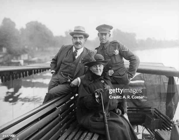 Family and friends on a W.A.D. Nurses boat trip to Sunbury on Thames.