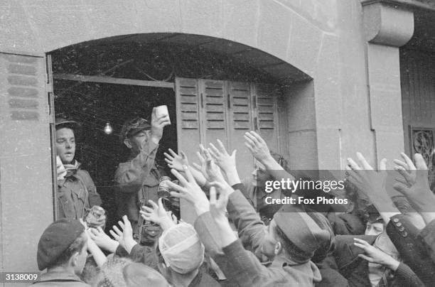 British troops distribute food supplies amongst evacuees in Brest.