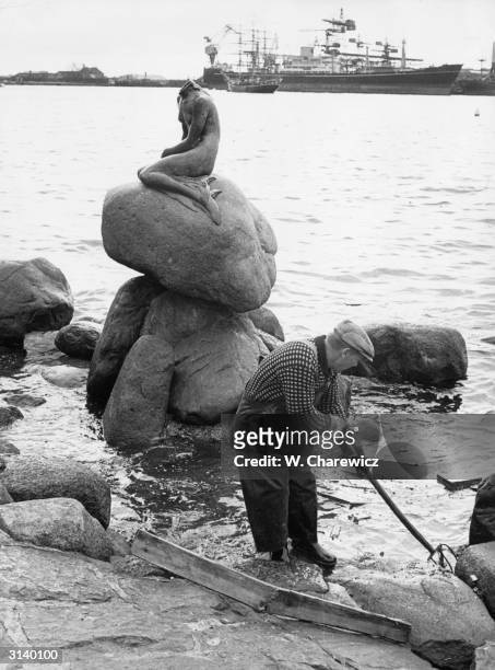 Workman dredging the harbour in Copenhagen after the statue of the Little Mermaid was vandalised and beheaded.