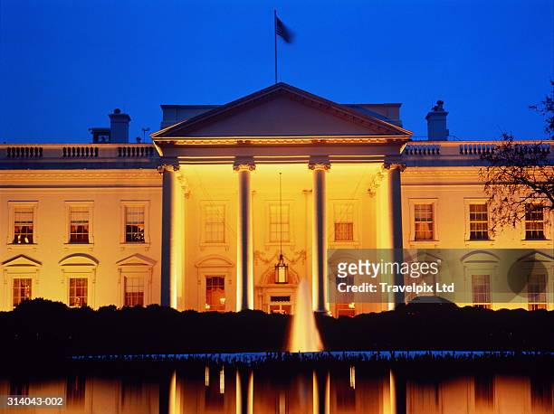 usa,washington d.c.,the white house illuminated at dusk - white house exterior stock pictures, royalty-free photos & images