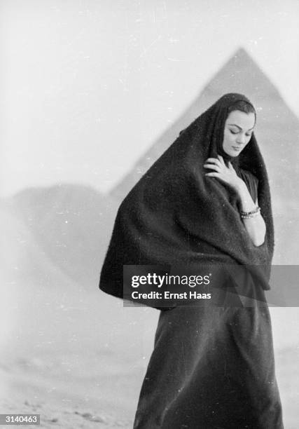 American fashion model Ivy Nicholson while filming Howard Hawks' The Land Of The Pharaohs in Egypt. She was later replaced with actress Joan Collins.