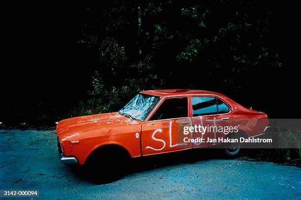 vandalized car - broken window stockfoto's en -beelden