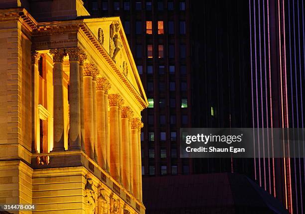 england, london, bank of england illuminated at dusk, side view - banca d'inghilterra foto e immagini stock