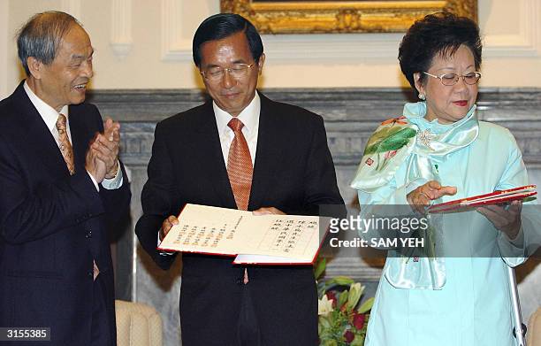 Taiwanese President Chen Shui-ian and Vice President Annette Lu display president certificates while Huang Shih-cheng, the chairman for the Central...
