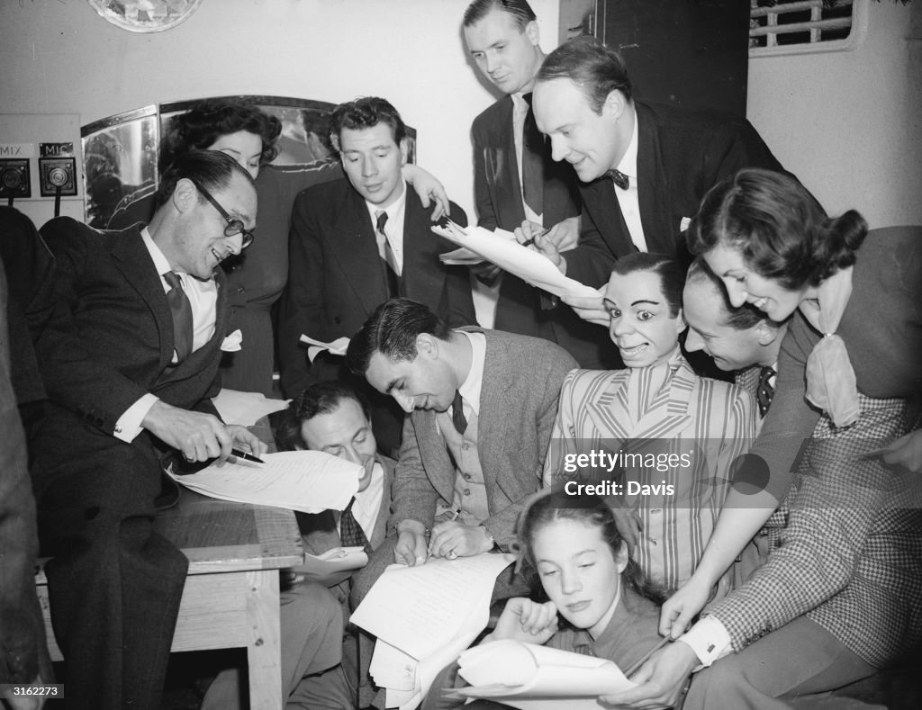 Robert Moreton, Max Bygraves, Hattie Jacques, Shirley Smith ,... News ...
