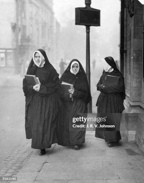 Nun R 1,023 R Nuns Stock Photos, High-Res Pictures, and Images - Getty Images