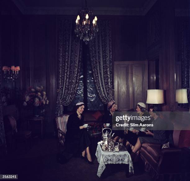 Taking tea at the St Regis Hotel, New York from l to r; Baroness Daubeck, Mrs Frederick B Payne, Mrs Vincent Astor and Mrs Cornelius Vanderbilt...