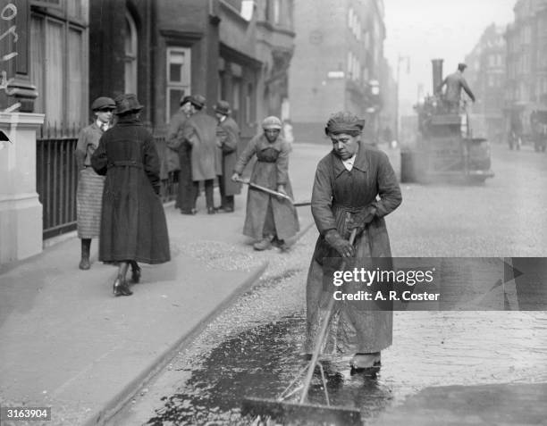 Tarring Tarring Photos and Premium High Res Pictures - Getty Images