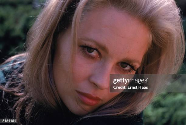 American beauty Faye Dunaway, who made her name as the notorious Bonnie Parker in the 1967 film version of 'Bonnie and Clyde'.