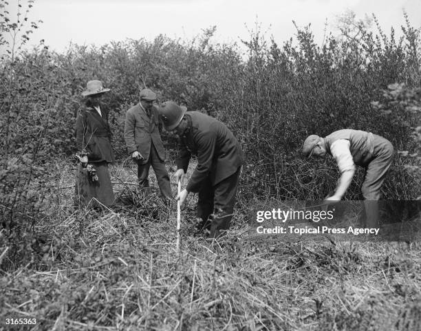 People investigating the crime scene after the murder of a WAAC at Bedford.