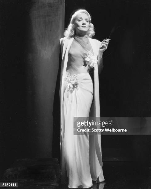 Marlene Dietrich Smoking Photos and Premium High Res Pictures - Getty ...