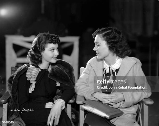 Vivien Leigh and Maureen O'Sullivan on the set of the film 'A Yank at Oxford', directed by Jack Conway.