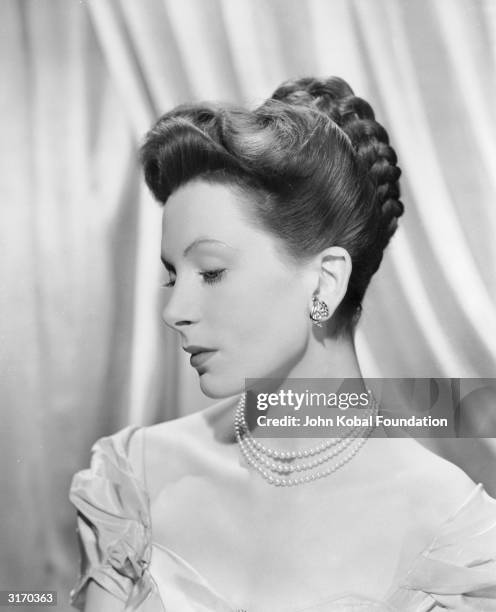 British actress Deborah Kerr wearing an evening gown and a pearl necklace.