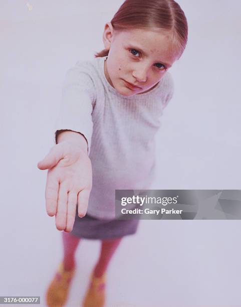 girl begging - aalmoes stockfoto's en -beelden