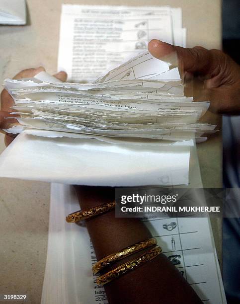 Sri Lankan election official counts ballots at the D S Senanayke College counting centre in Colombo, 02 April 2004. Counting got underway in Sri...