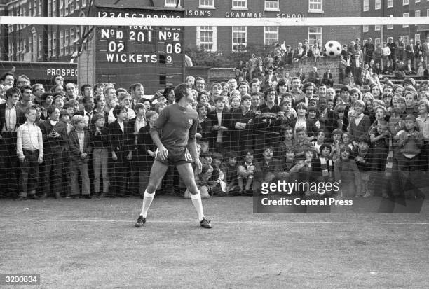 English and Chelsea goalkeeper Peter Bonetti stands in the golmouth during his testimonial at the Oval, London. .
