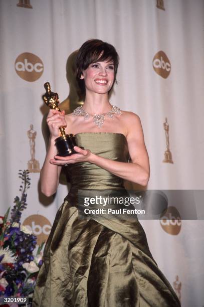 American actor Hilary Swank posing with the Best Actress Oscar she won for her work in director Kimberly Peirce's film, 'Boys Don't Cry,' Academy...