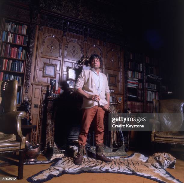 Famous Reed Famous hell raiser Oliver Reed at home in his 18th century mansion ...