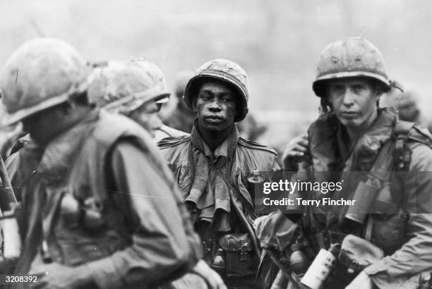 Group of US marines, with grenades, waiting to take part in the movement on Khe Sahn. Command Post 'Stud', during the Vietnamese conflict, 1968.