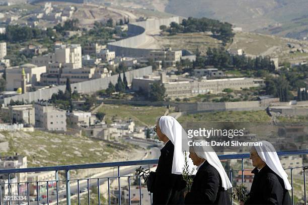 christians celebrate palm sunday in jerusalem - nun habit stock pictures, royalty-free photos & images