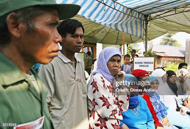 Indonesians queue to cast their vote, on April 5, 2004 in Jakarta, Indonesia. Around 147 million eligible voters in the world's most populous Muslim...