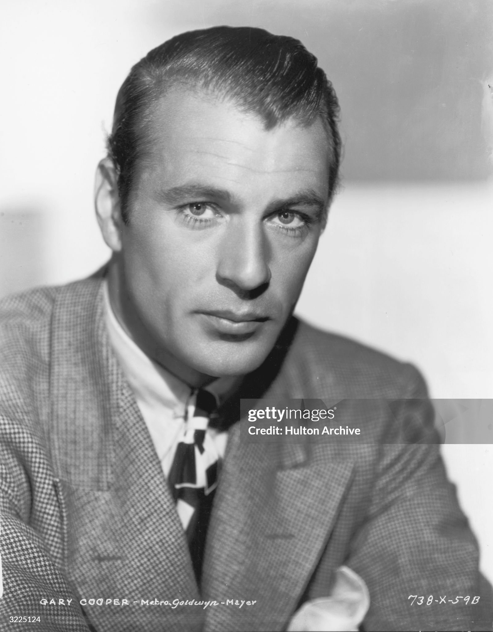 ¿Cuánto mide Gary Cooper? - Altura - Real height Promotional-studio-portrait-of-american-actor-gary-cooper-wearing-a-houndstooth-blazer