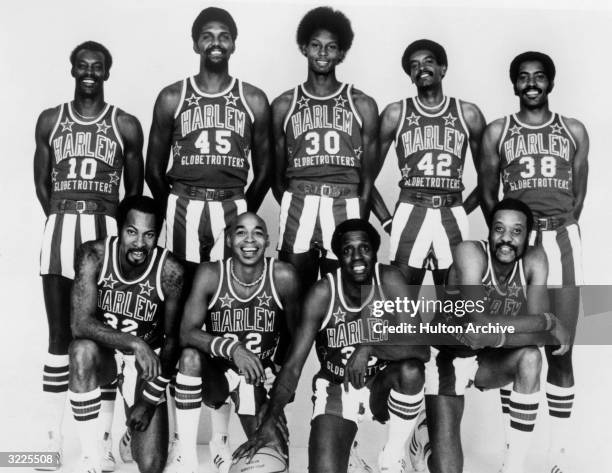 The 1976-77 National Unit Harlem Globetrotters team. Kneeling : Nate Branch, Curly Neal, Meadowlark Lemon and Jackie Jackson. Standing : Dallas...