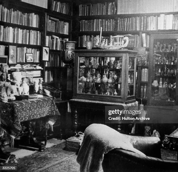Interior view of the study of Austrian psychoanalyst Sigmund Freud, Vienna, Austria. Most of the furniture and antiquities he brought with him to...