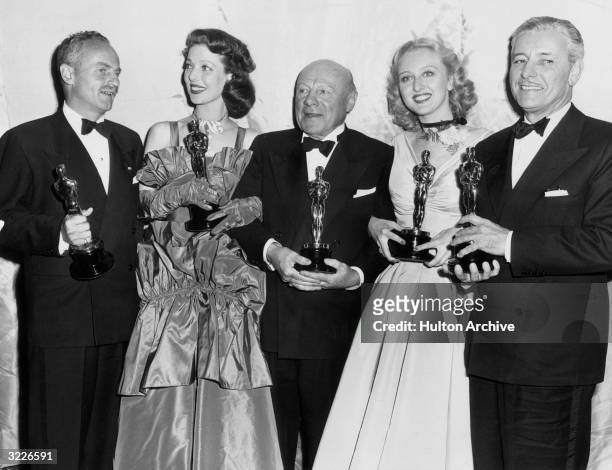 Oscar winners at the 1947 Academy Awards. L-R: Best Producer Darryl Zanuck , Best Actress Loretta Young , Best Supporting Actor Edmund Gwenn , Best...