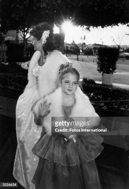 Child actor Drew Barrymore waves as she arrives with her mother, actor Ildiko Jaid, at the 55th annual Academy Awards, Dorothy Chandler Pavilion, Los...