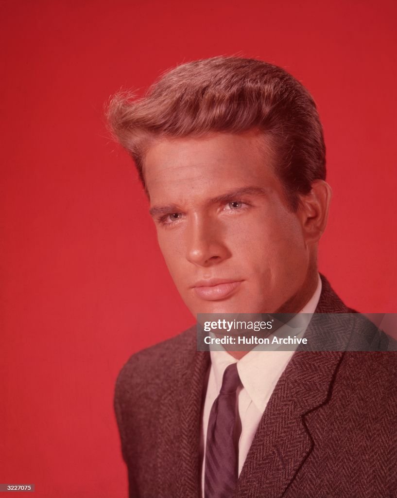 Warren Beatty Ripped Headshot of American actor Warren Beatty wearing a tweed jacket... News ...