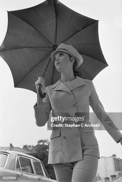 Italian actress Elsa Martinelli in England for the filming of 'Maroc 7', directed by Gerry O'Hara.