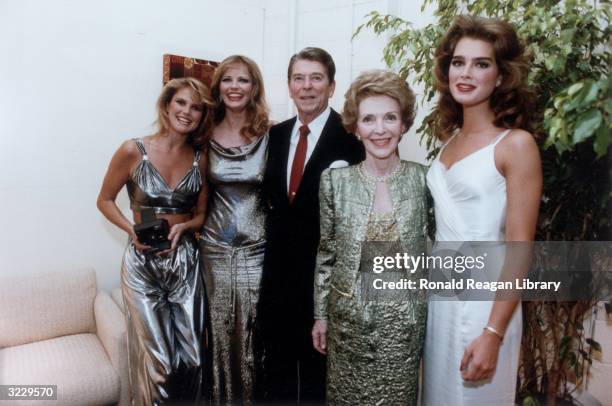 President Ronald Reagan and First Lady Nancy Reagan pose with American models : Christie Brinkley, Cheryl Tiegs and Brooke Shields backstage at the...