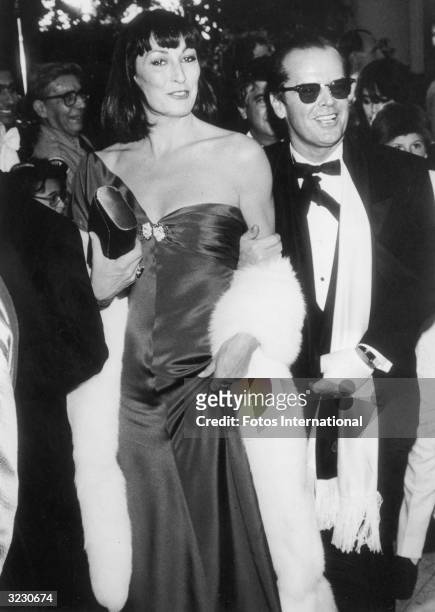 American actors Anjelica Huston and Jack Nicholson arrive at the 58th Academy Awards ceremony, Los Angeles Music Center, Los Angeles, California....