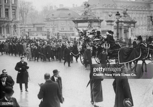 The funeral procession of Italian operatic composer Giacomo Puccini , who died on November 19, 1924. The procession is passing the Royal Palace in...