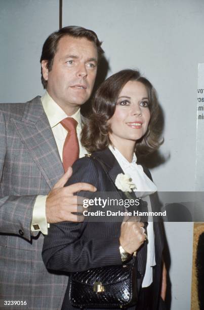 Married American actors Robert Wagner and Natalie Wood .