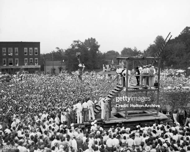 Huge crowd of over 15,000 people gathers around a scaffold to witness the public hanging of 26-year old Rainey Bethea, Owensboro, Kentucky. Public...