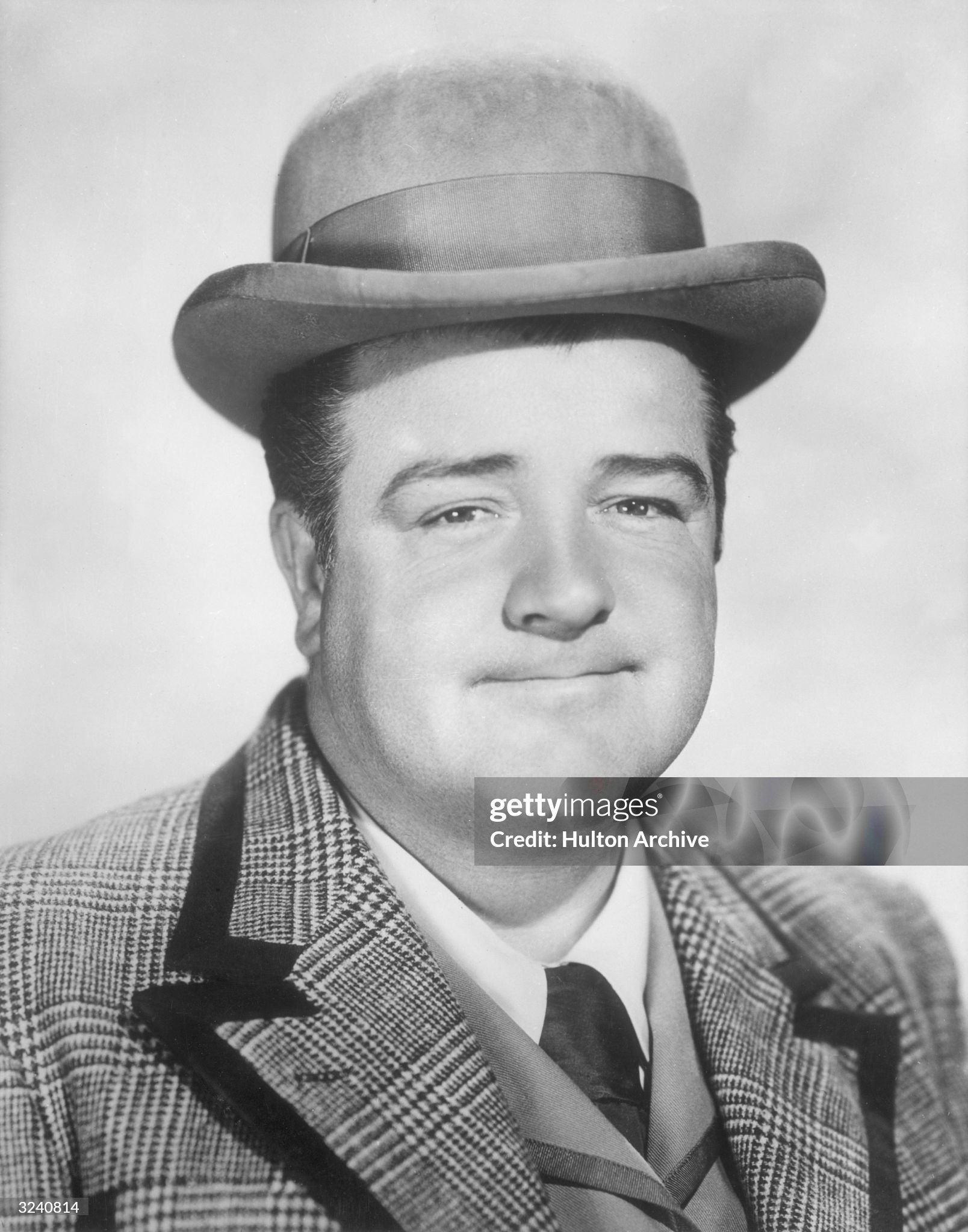 ¿Cuánto mide Lou Costello? - Altura - Reight height Studio-headshot-portrait-of-american-actor-and-comedian-lou-costello-grinning-wearing-a-bowler