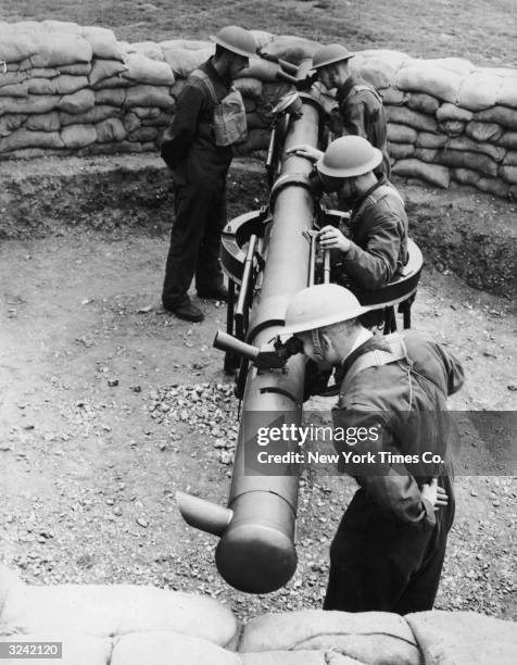 soldier using a goerz rangefinder, a device used to... 2,071 The Finder Photos & High Res Pictures - Getty Images