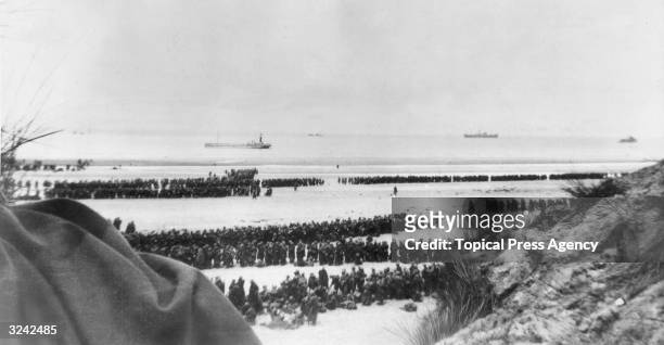 British Expeditionary Forces and French troops awaiting evacuation from the beach at Dunkirk.