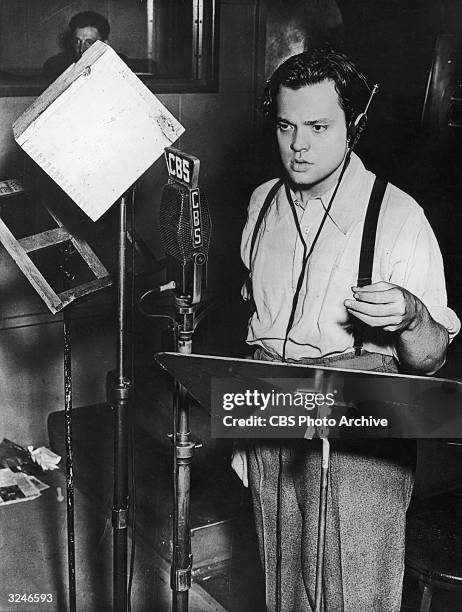 American actor and filmmaker Orson Welles on his CBS radio program, 'First Person Singular'.