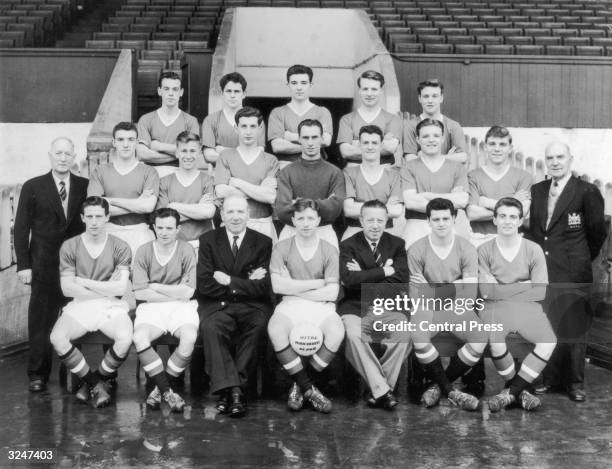 The Manchester United team group Webster, Wilf McGuinness, Jackie Blanchflower, Doherty, Coeman, trainer Tom Curry, Bill Foulkes, Bobby Charlton,...