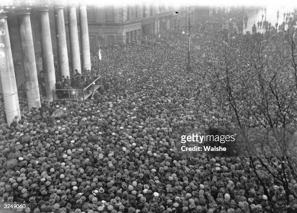 After signing the Treaty establishing the Free State, Irish politician and Sinn Fein leader Michael Collins addresses a gathering at College Green,...