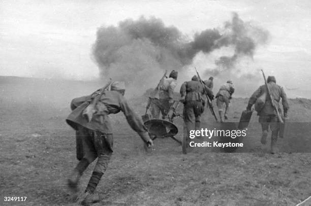Russian trenchmortar crew run to take up a new firing position in the Stalingrad area during the Great Patriotic War.