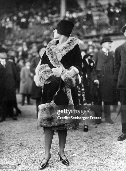 coco chanel carrying alma bag